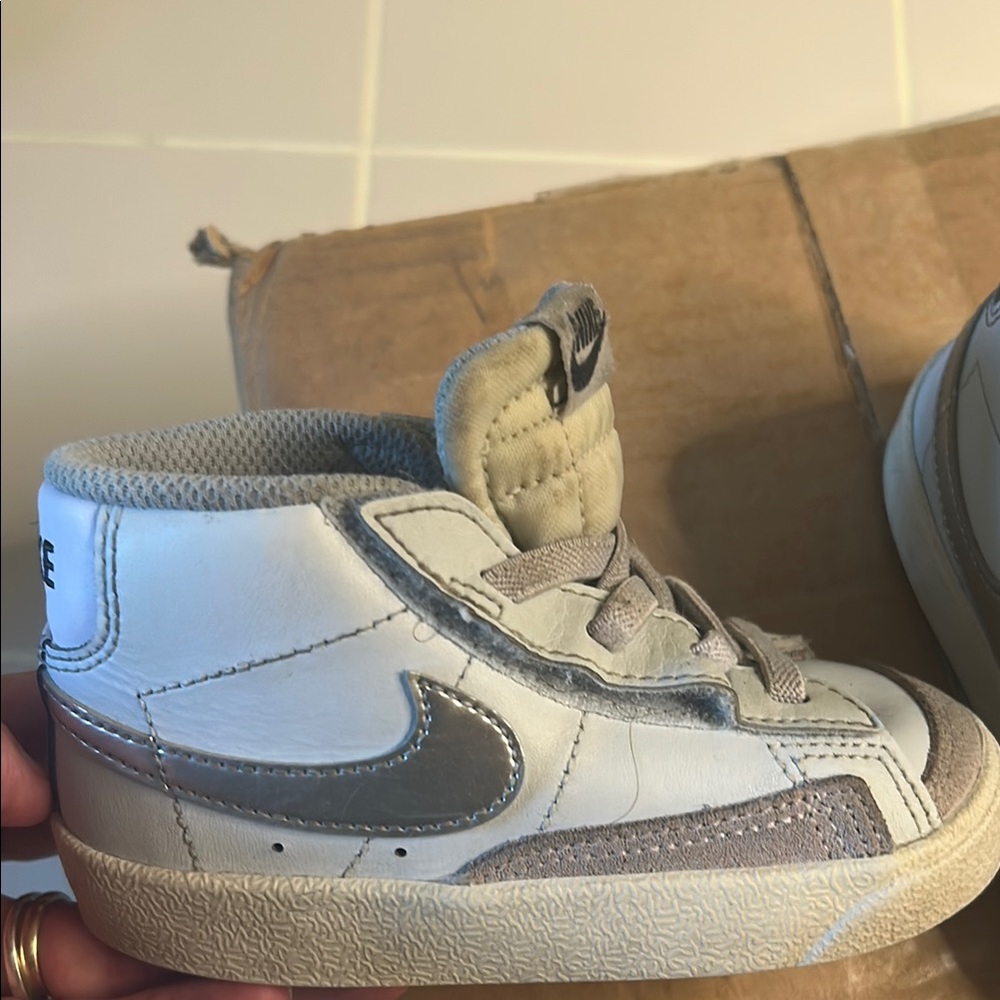 Nike Purple and White Sneakers with Classic Design - Picture 2 of 8